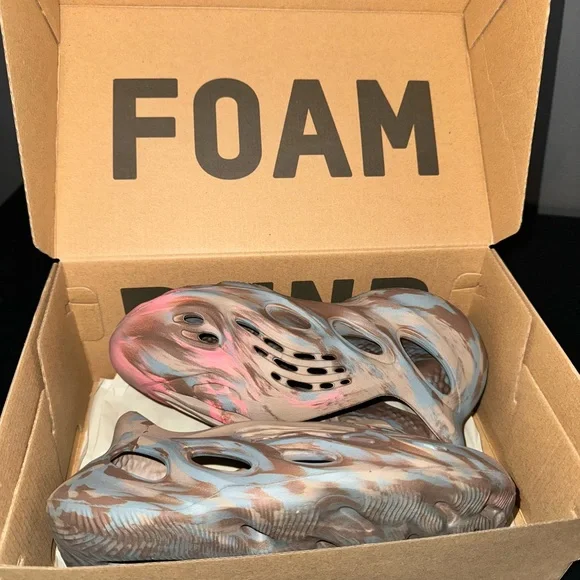 Yeezy faom like new - Picture 4 of 4